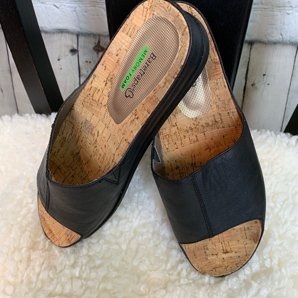 NWOT Bare traps black slides Size 9.5